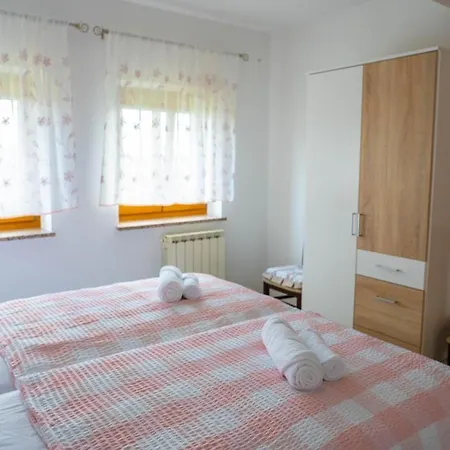 Apartma Tri Oljke * 多布罗沃