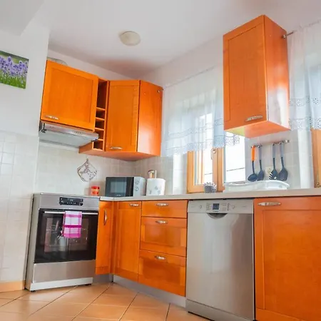 Apartma Tri Oljke Dobrovo