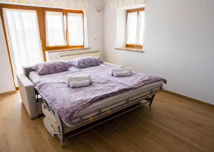 Apartma Tri Oljke Dobrovo
