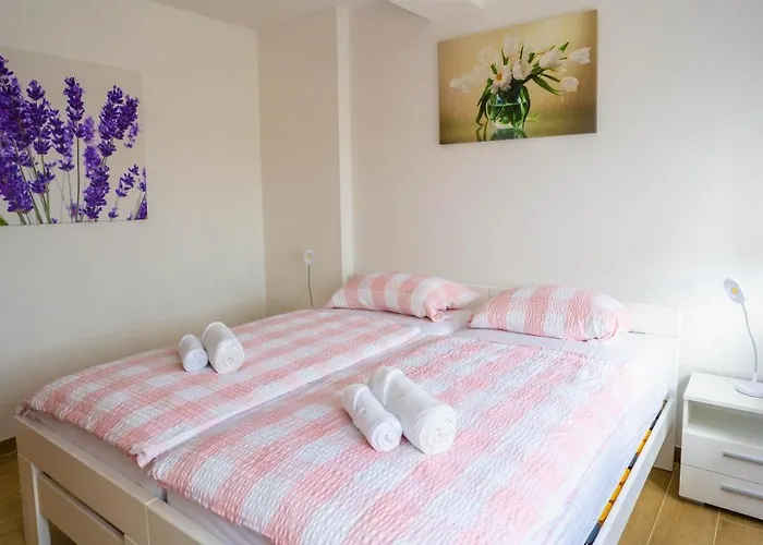 Daire Apartma Tri Oljke Dobrovo