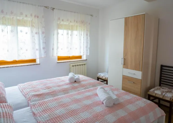 Apartma Tri Oljke * Dobrovo